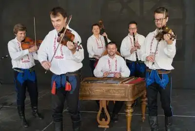 Cimbálová muzika Mladí Burčáci