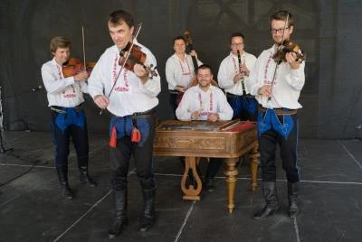 Cimbálová muzika Mladí Burčáci