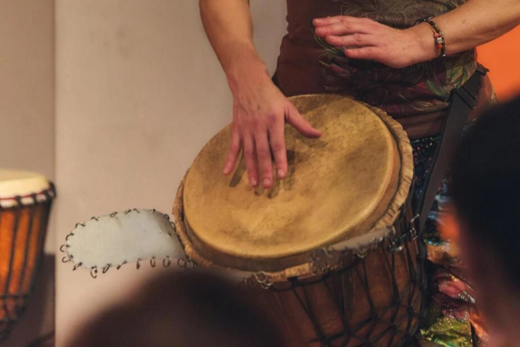 Workshop s africkými bubny