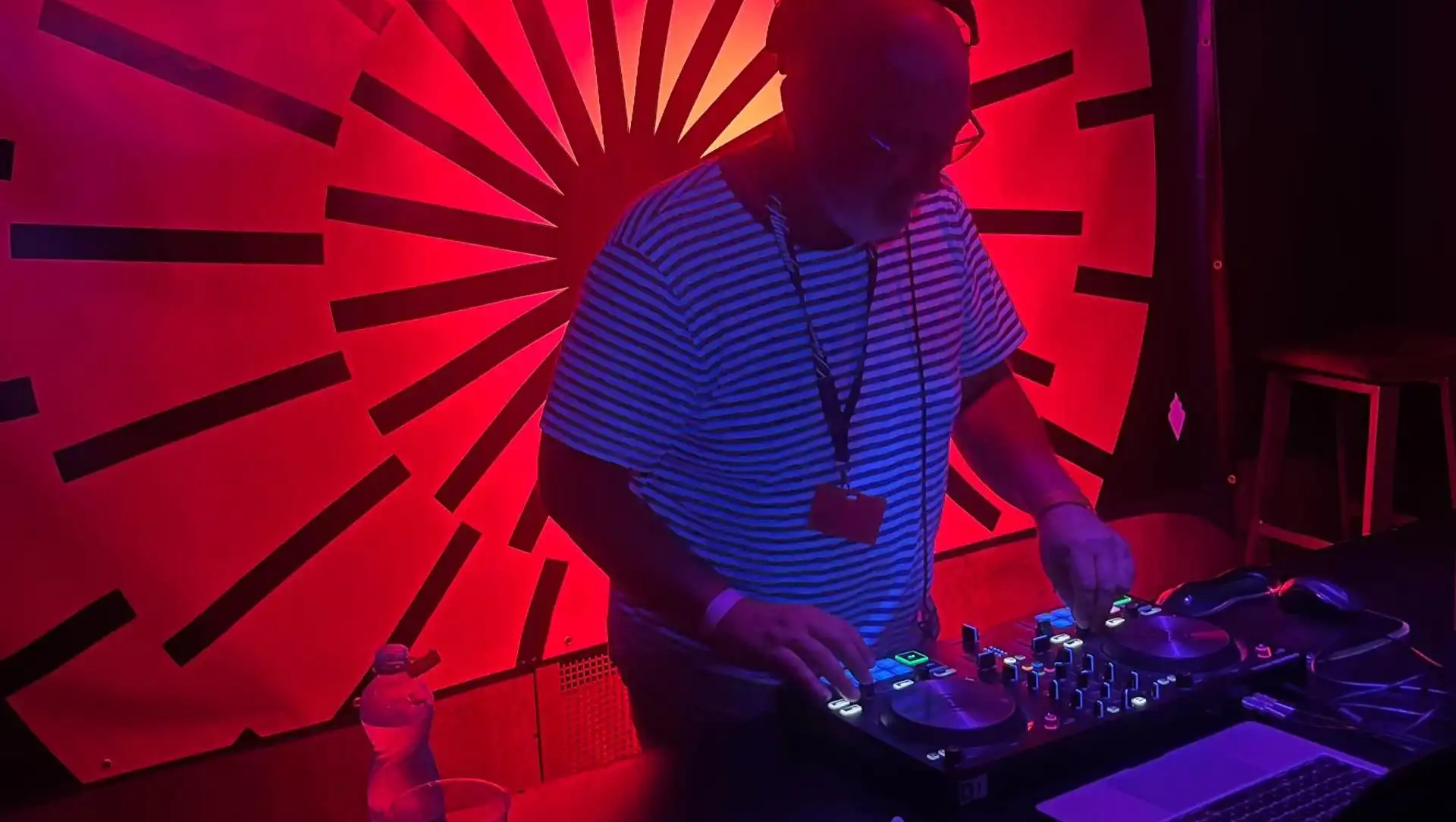 Večer Radia 1: DJ Douglas Arellanes