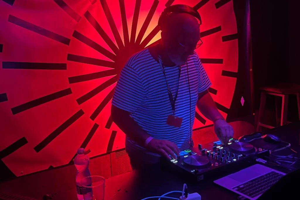 Večer Radia 1: DJ Douglas Arellanes