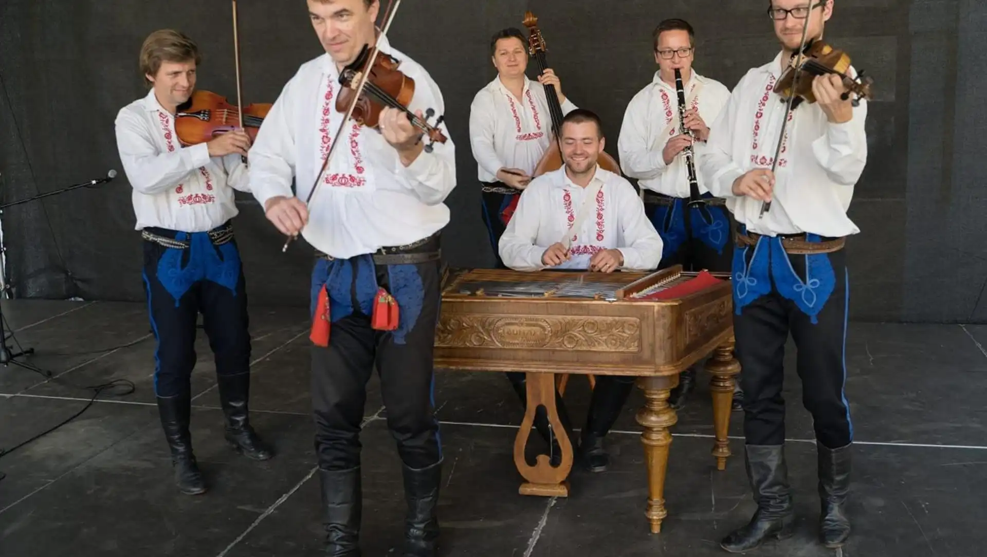 Cimbálová muzika Mladí Burčáci