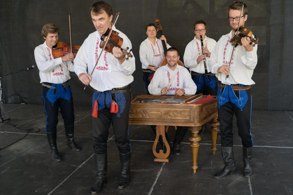 Cimbálová muzika Mladí Burčáci