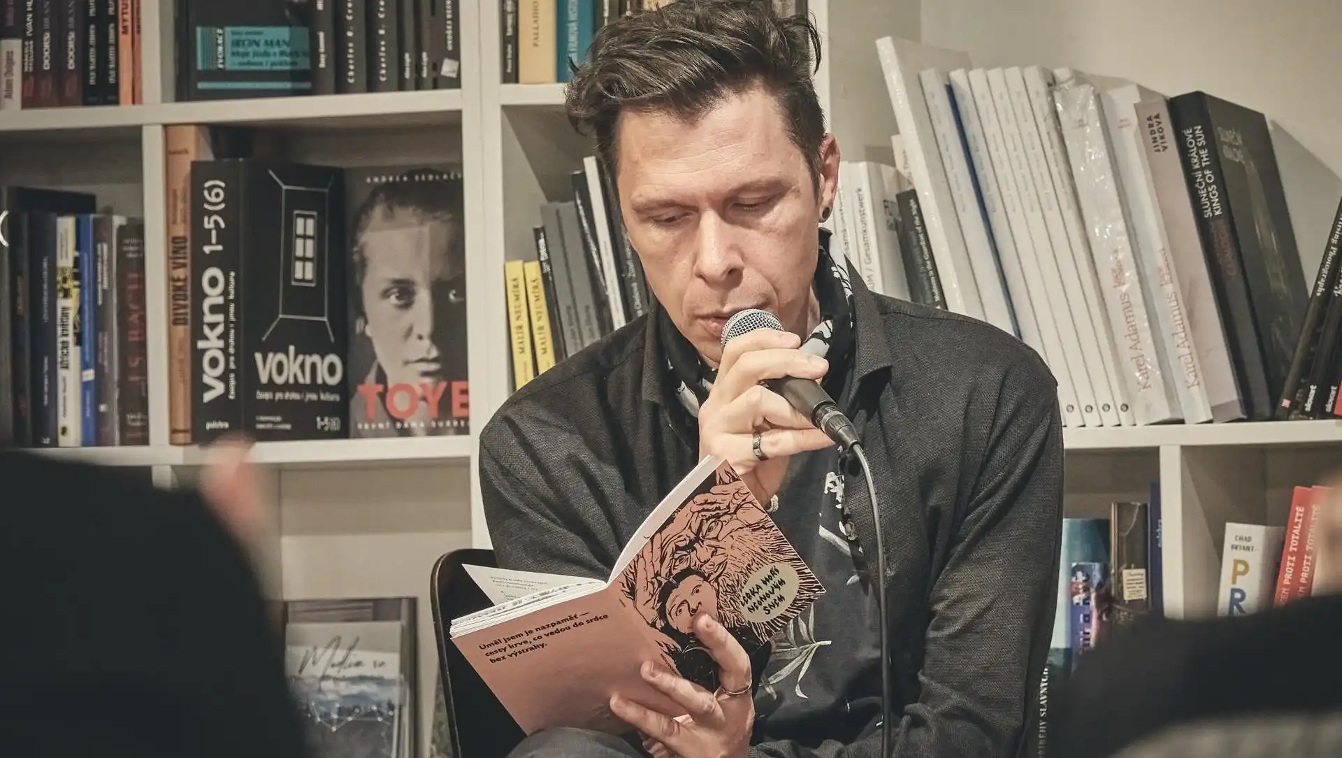 Aleš Kauer: Lebka hoří neonovým snem